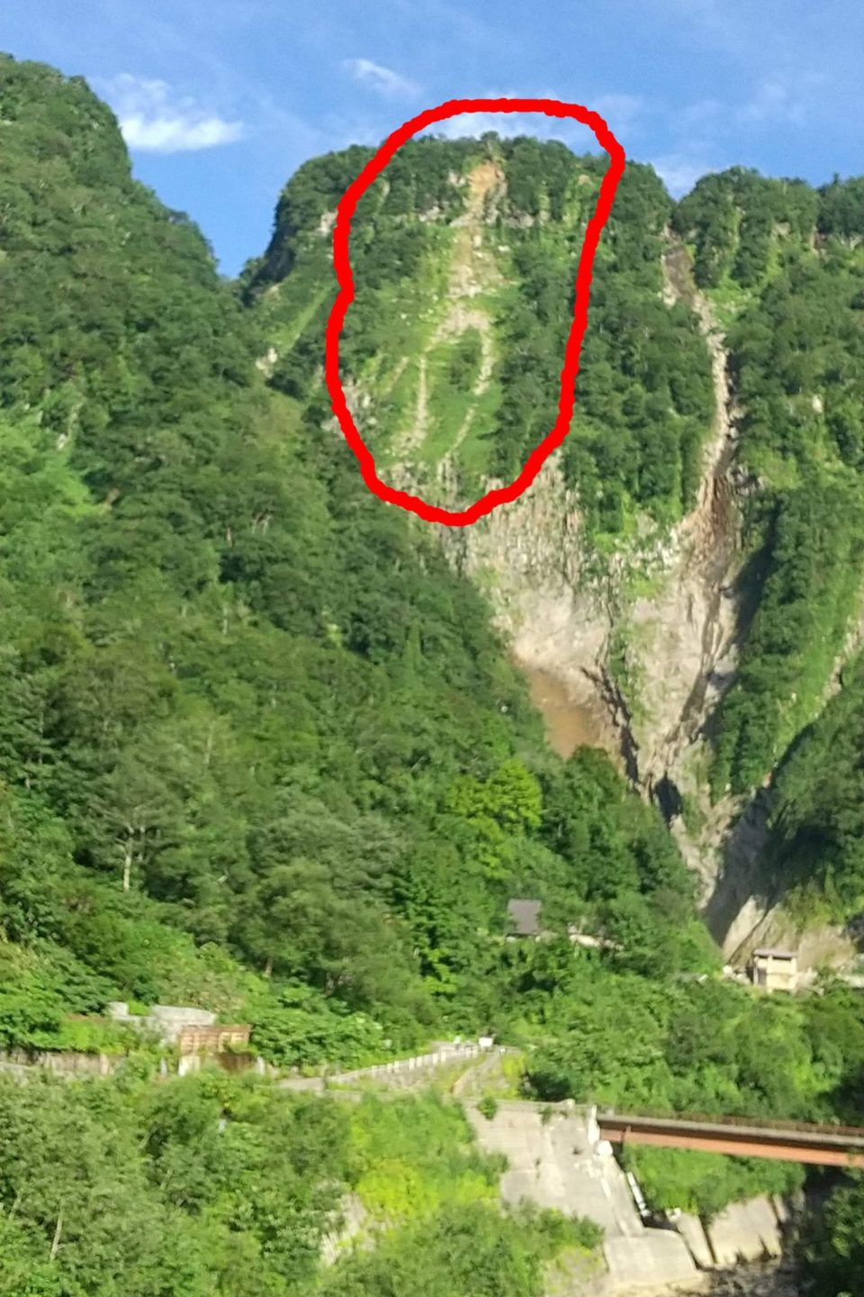 称名滝 山肌が人の形?宇宙人?